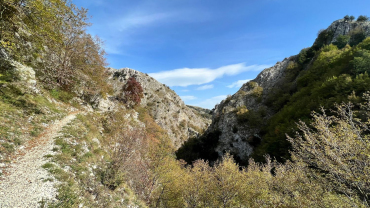 Sentiero per la fortezza medievale