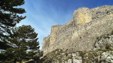 Sentiero per la fortezza medievale
