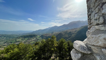 Sentiero per la fortezza medievale