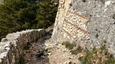 Sentiero per la fortezza medievale