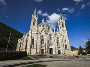 Il Santuario di Maria Addolorata sorge nel Comune di Castelpetroso, in provincia di Isernia