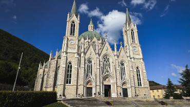 Il Santuario di Maria Addolorata sorge nel Comune di Castelpetroso, in provincia di Isernia