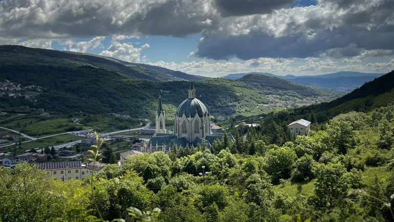 Escursione facile a Santuario di Castelpetroso e via Matris